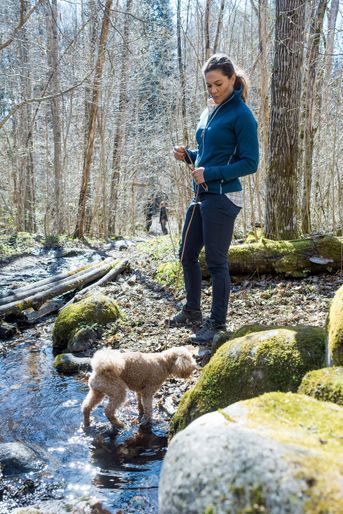 La princesse héritière Victoria de Suède avec son chien Rio en balade dans le parc national de Garphyttan, le 22 avril 2022