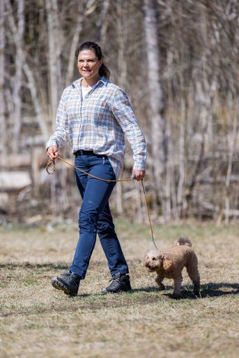 La princesse héritière Victoria de Suède avec son chien Rio dans le parc national de Garphyttan, le 22 avril 2022