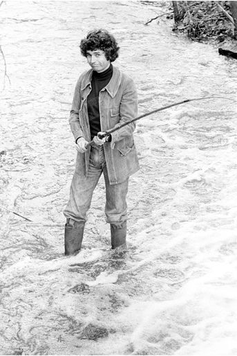 Jean-Jacques Annaud pêche dans le cours d&#039;eau de son Moulin de Chevry-sous-le-Bignon, dans le Loiret, en avril 1977.