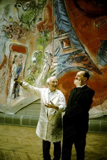 Fin juillet 1964, André Malraux, ministre des Affaires culturelles à l’initiative de ce projet, visite l’atelier des Gobelins. Chagall lui rendra hommage en en faisant l’un des personnages de cette fresque.