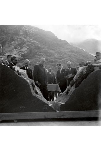Le 4 juillet 1953, le président Vincent Auriol vient inaugurer le barrage du Chevril, dit barrage de Tignes. Associé à d’autres ensembles hydro-électriques, le lac artificiel de 235 millions de m3 est annoncé comme capable de produire près de 1 milliard de kWh par an selon EDF.