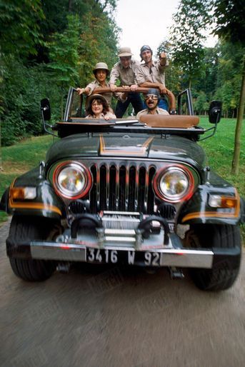 En 1982, pour le 69e Salon de l’auto, Josiane Balasko, Gérard Jugnot, Christian Clavier, Bruno Moynot et Thierry Lhermitte jouent les explorateurs à bord du petit 4x4 Laredo de Renault.