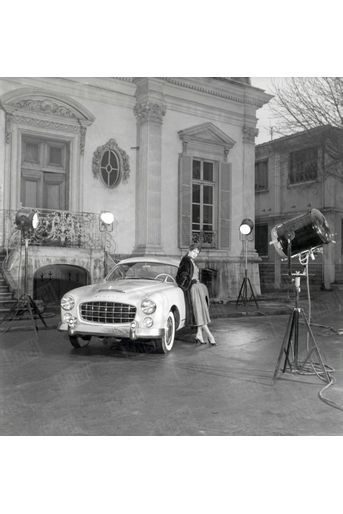 Pour sa première sortie de gala en 1955, Brigitte Bardot, alors partenaire de Jean Marais dans «Futures vedettes », de Marc Allégret, a choisi une Ford Comète, alors considérée comme « la voiture la plus élégante d’Europe ».