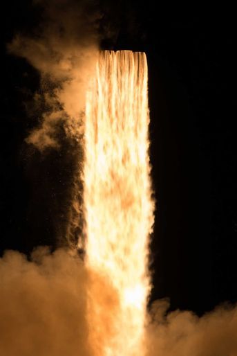 Gros plan du décollage de la fusée Falcon 9 avec à son sommet, la capsule des astronautes.
