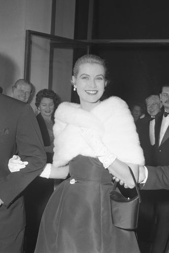Grace Kelly au Festival de Cannes en 1955, année de sa rencontre avec le prince Rainier de Monaco. 