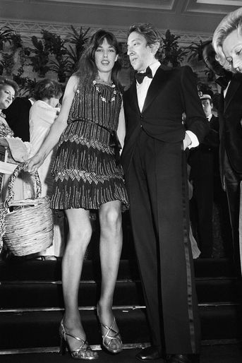 Serge Gainsbourg et Jane Birkin, avec son incontournable panier, même sur le tapis rouge, lors du Festival de Cannes en 1974.  