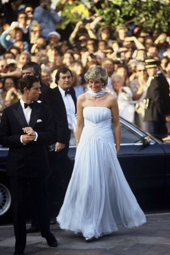 Lady Diana (en robe Catherine Walker) avec le prince Charles au Festival de Cannes en 1987.