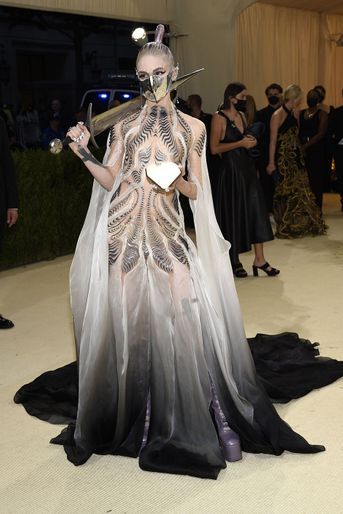 Grimes lors du Met Gala le 13 septembre 2021, au Metropolitan Museum of Art, à New York. L'ancienne compagne d'Elon Musk porte une robe de Iris van Herpen.