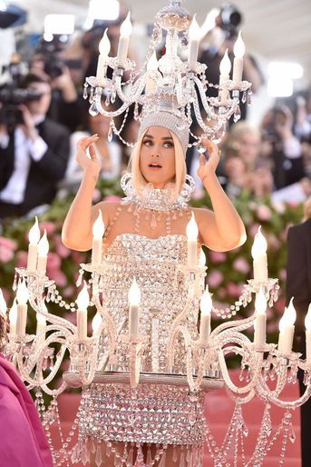 La chanteuse a fait sensation dans sa robe chandelier, l&#039;un des looks les plus osées de l&#039;édition 2019.