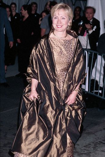 Hillary Clinton en robe léopard au gala du Met en 2001. 