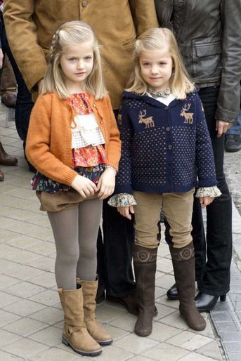 La princesse Sofia d'Espagne avec sa grande sœur la princesse Leonor, le 25 novembre 2012