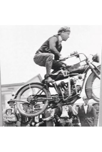 Charles Stanley Gifford en 1918, à Venice, Californie. Tête brûlée, il participe à une compétition de saut à moto. 