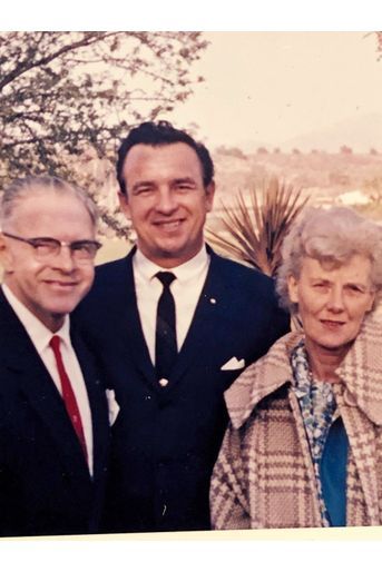 Charles Stanley Gifford, juste avant sa mort, en 1965, avec son fils Charles Jr, et Mary, sa troisième épouse.