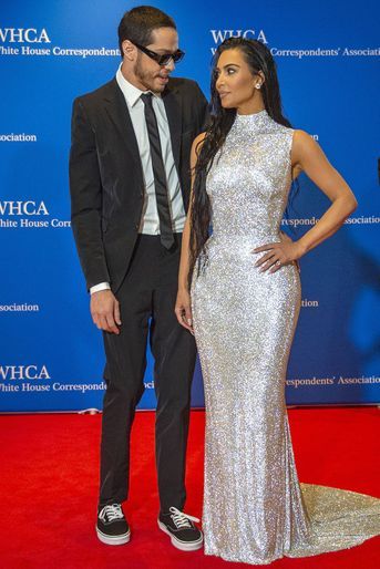 Kim Kardashian et son compagnon Pete Davidson au dîner annuel de l'Association des Correspondants de la Maison Blanche à l'hôtel Hilton à Washington, le 30 avril 2022. 