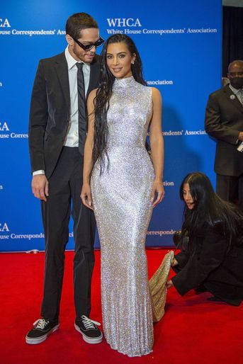 Kim Kardashian et son compagnon Pete Davidson au dîner annuel de l'Association des Correspondants de la Maison Blanche à l'hôtel Hilton à Washington, le 30 avril 2022. 