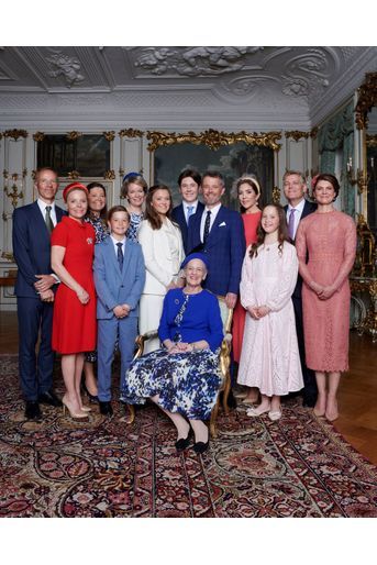 La princesse Isabella de Danemark avec sa grand-mère la reine Margrethe II, ses parents, ses frères et sa sœur, ses parrains et marraines, dont la reine des Belges Mathilde, à Fredensborg le 30 avril 2022. Portrait officiel pour sa confirmation