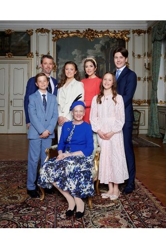 La princesse Isabella de Danemark avec sa grand-mère la reine Margrethe II, ses parents, ses frères et sa sœur, à Fredensborg le 30 avril 2022. Portrait officiel pour sa confirmation