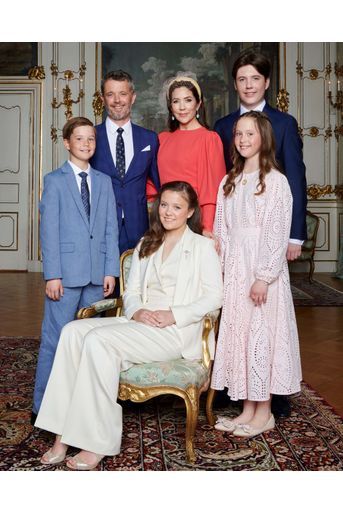 La princesse Isabella de Danemark avec ses parents, ses frères et sa sœur, à Fredensborg le 30 avril 2022. Portrait officiel pour sa confirmation