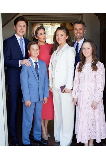 La princesse Isabella de Danemark avec ses parents la princesse Mary et le prince Frederik, ses frères les princes Christian et Vincent et sa sœur la princesse Josephine à Fredensborg, le 30 avril 2022