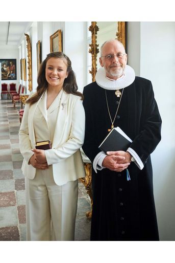 La princesse Isabella de Danemark avec le confesseur royal et évêque d'Aarhus Henrik Wigh-Poulsenn qui l'a confirmée, à Fredensborg le 30 avril 2022