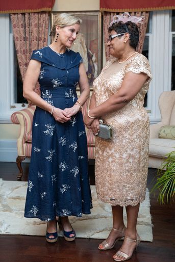 Le comtesse Sophie de Wessex avec la femme du gouverneur général par intérim de Sainte-Lucie, le 27 avril 2022