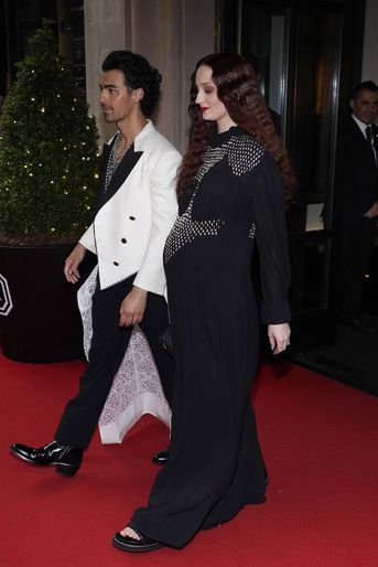 Sophie Turner (enceinte de son deuxième enfant) et son mari Joe Jonas au gala du Met, à New York, le 2 mai 2022. 