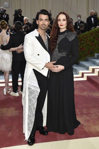 Sophie Turner (enceinte de son deuxième enfant) et son mari Joe Jonas au gala du Met, à New York, le 2 mai 2022. 
