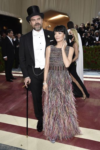 David Harbour et son épouse Lily Allen au gala du Met à New York, le 2 mai 2022. 