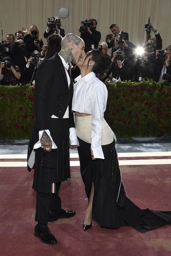 Travis Barker et sa fiancée Kourtney Kardashian au gala du Met à New York, le 2 mai 2022.