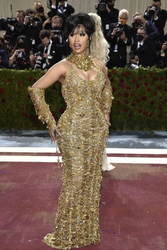 Lundi 2 mai au gala du Met, Cardi B a fait sensation dans sa robe en tulle recouverte de sept chaînes en or.