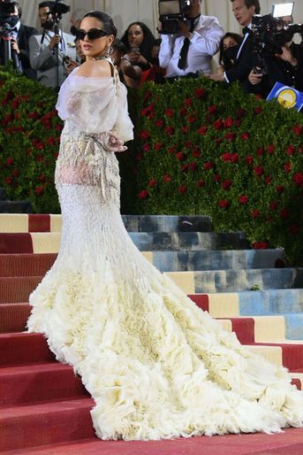 La chanteuse catalane était vêtue d'une somptueuse robe de la maison Givenchy.