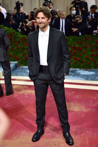 Bradley Cooper dans une tenue simple et sobre lors du gala du Met, au Metropolitan Museum of Art, à New York, le 2 mai 2022.