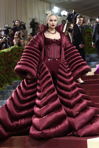 La jeune maman de 27 ans portait un look extravagant de la griffe italienne, Versace.