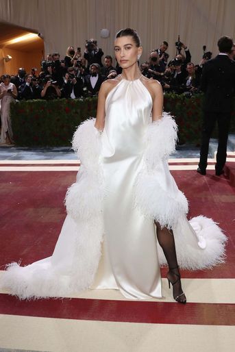 Hailey Bieber a opté pour une robe en satin blanc inspirée du modèle que portait Jerry Hall lors du dernier défilé d'Yves Saint Laurent en 2002.
