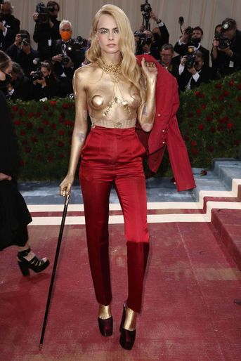 Cara Delevingne est apparue dans un ensemble rouge de la maison de Haute Couture, Dior.