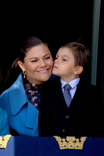 La princesse héritière Victoria de Suède et son fils le prince Oscar au balcon du Palais royal à Stockholm, le 30 avril 2022