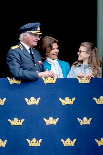 Le roi Carl XVI Gustaf et la reine Silvia de Suède avec leur petite-fille la princesse Estelle au balcon du Palais royal à Stockholm, le 30 avril 2022