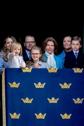 La reine Silvia, les princesses Sofia, Estelle et Victoria et les princes Alexander; Daniel et Oscar de Suède au balcon du Palais royal à Stockholm, le 30 avril 2022