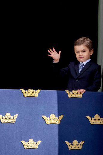 Le prince Oscar de Suède au balcon du Palais royal à Stockholm, le 30 avril 2022