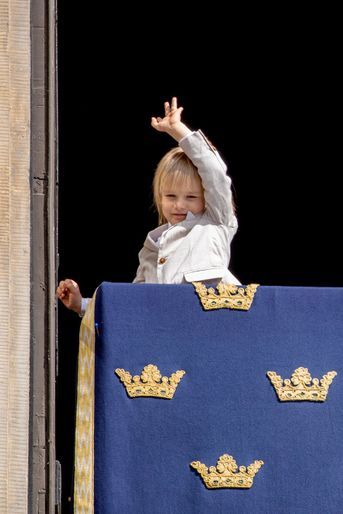 Le prince Alexander de Suède au balcon du Palais royal à Stockholm, le 30 avril 2022