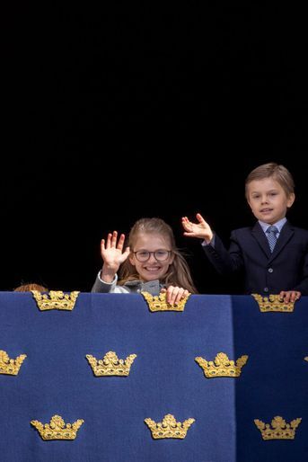 La princesse Estelle et le prince Oscar de Suède au balcon du Palais royal à Stockholm, le 30 avril 2022