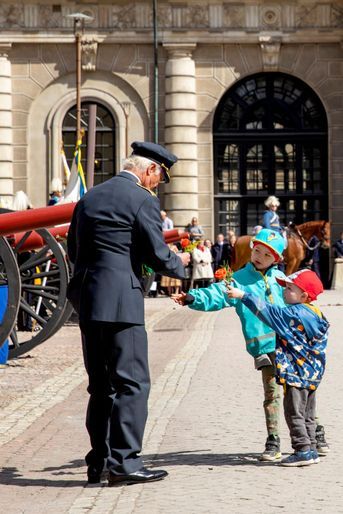 Le roi Carl XVI Gustaf de Suède dans la cour extérieure du Palais royal à Stockholm, le 30 avril 2022