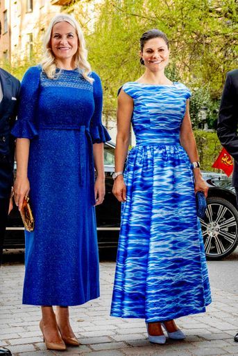 Les princesses Mette-Marit de Norvège et Victoria de Suède assorties à Stockholm, le 2 mai 2022