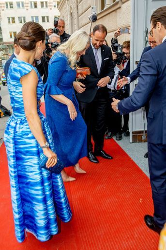 La princesse Mette-Marit de Norvège a coincé son talon dans le tapis rouge, à Stockholm le 2 mai 2022