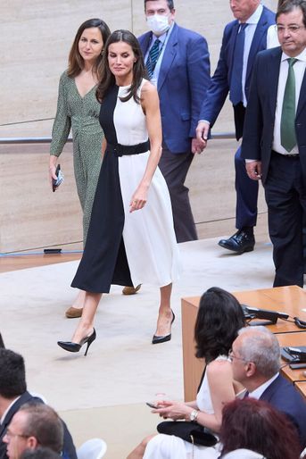 La reine Letizia d&#039;Espagne dans une robe bicolore Mango à Mérida, le 4 mai 2022