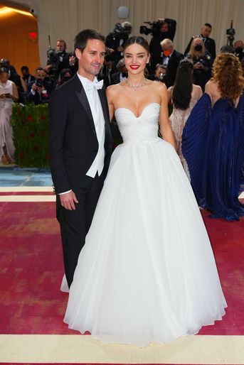 Evan Spiegel et Miranda Kerr au gala du Met le 2 mai 2022 à New York.