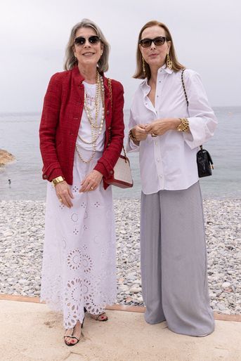Caroline de Monaco et Carole Bouquet au défilé Chanel Cruise 2022/2023 à Monte-Carlo, le 5 mai 2022. 