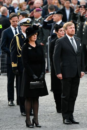 La reine Maxima, en total look noir, et le roi Willem-Alexander des Pays-Bas sur la place du Dam à Amsterdam, le 4 mai 2022