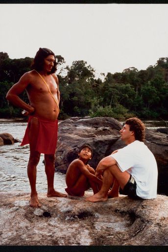 En 1992, avec Sisiwa, chef amérindien de Camopi, en Guyane, qui lui fait découvrir la biodiversité de la forêt tropicale.