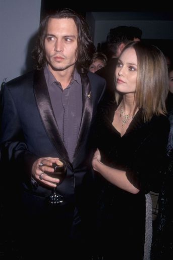 Lorsque Johnny Depp rencontre Vanessa Paradis en juin 1998, à l&#039;hôtel Costes de Paris, c&#039;est le coup de foudre. De leur relation sont nés Lily-Rose Melody et Jack John Christopher. Un amour intense qui a duré 14 ans.